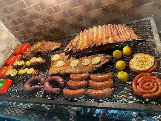 Sausages, ribs and lemons on Mica's parrilla